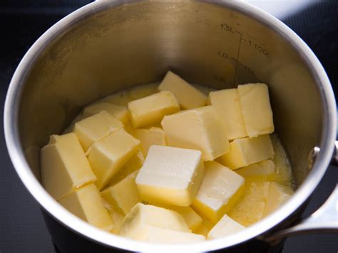Перевод слова butter, американское и британское произношение, транскрипция, словосочетания, однокоренные слова, примеры использования. The Best Way to Make Clarified Butter | Serious Eats