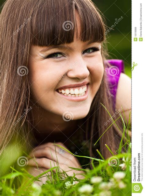 retrato da menina de sorriso bonita imagem de stock imagem de alegria verde 10118069