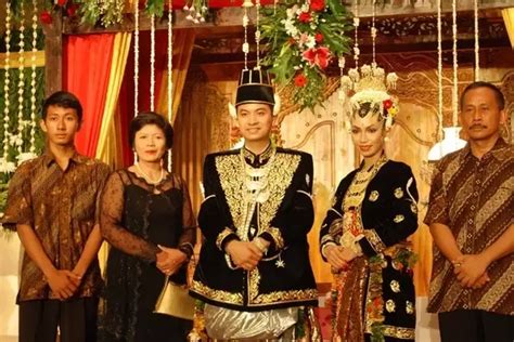 For example, during the celebration of hari raya, chinese, indian, kadazan, iban and others will visit the home of the malays and vice versa for the other ethnic groups. What are the major differences between Indonesia and ...