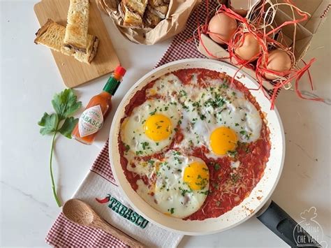 Mettete gli albumi in una ciotola mentre i tuorli metteteli delicatamente in una busta per cottura sottovuoto. Uova in Purgatorio con salsa TABASCO® | La Cucina che Vale