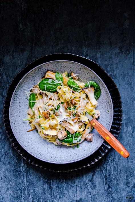 Tagliatelle mit Pilzen und luftiger Weißweinsauce
