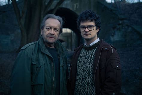 Rojst is a beautiful in a dirty, decadent and rotten kind of way that only such depressing shows can attain. 10 pytań, które zadaję sobie po 2. odcinku serialu Rojst ...
