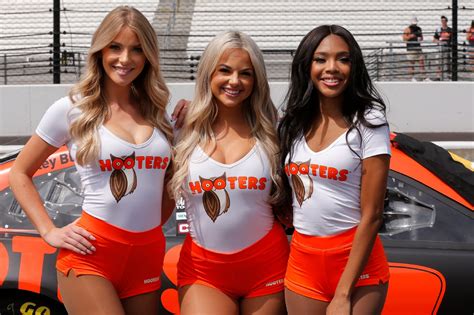 Hooters Server Exposes Why Co Workers Were Fired Goes Viral Daily News Era
