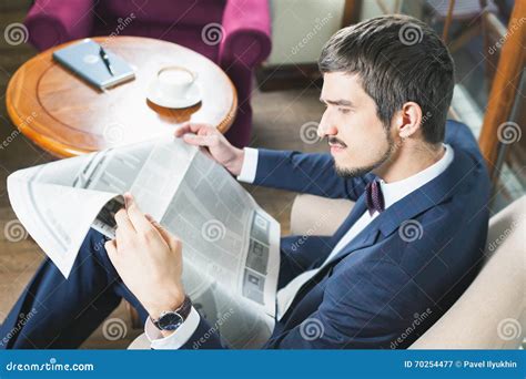 Zakenman Die Een Krant Lezen Bij Koffie Het Rouwen Stock Afbeelding