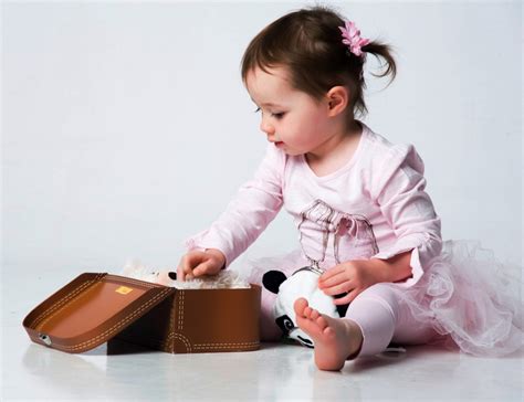fotos gratis escritura persona niña jugar linda hembra sentado niño producto niños