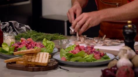 Koken Met Hugo Frisse Aardappelsalade Met Haring En Biet Rtl Nieuws