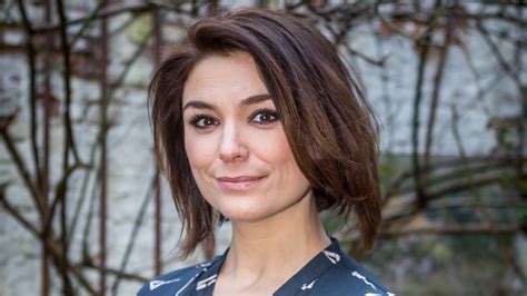 Evi hanssen in '30 jaar samson & gert' © vrt. Evi Hanssen moet dichter bij huis blijven - Het Nieuwsblad