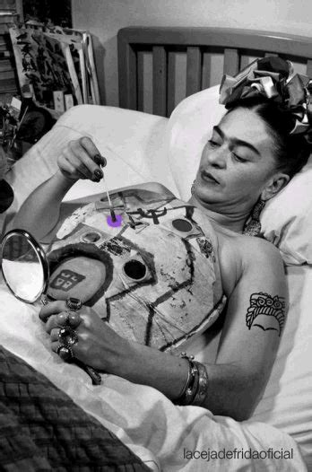 La ceja de Frida Tras el accidente Kahlo permaneció tres meses
