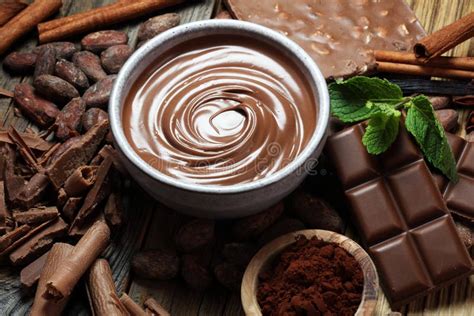 cioccolato di fusione o cioccolato fuso con un turbinio del cioccolato m immagine stock