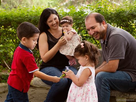 Looking for online definition of pais or what pais stands for? O que os filhos aprendem com o casamento dos pais?