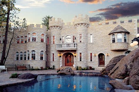 売りたくても買い手がつかない「夢の家」 castle house castle style homes castle home