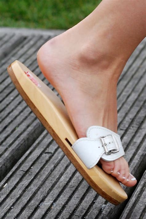Pin By Nunu On Wooden Sandals Mixed Bare Foot Sandals Sexy