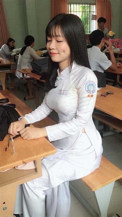【画像】ベトナムの女子高生、アオザイ制服から下着が透け透け なんjウォーカー！