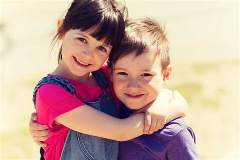 Dos Niños Felices Abrazándose Al Aire Libre Fotografía De Stock © Syda