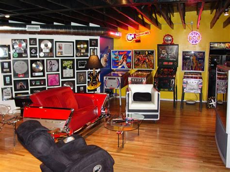 For those of you who are unsure about how to decorate your man cave, here are some suggestions to give it the look you want. 8 Man Caves From Rate My Space | DIY