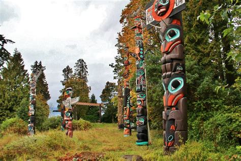 Totem Pole Fall Color Autumn Leaves City Landscape In Stanley Paark