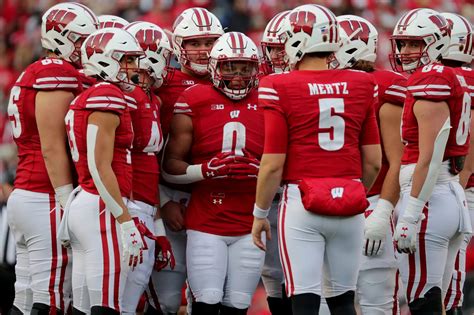 Wisconsin Football Badgers Ranked No 20 In First Coaches Poll Of 2022