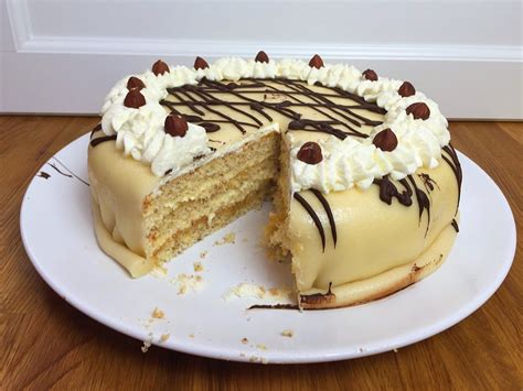 Maybe you would like to learn more about one of these? Marzipantorte mit Mandelbiskuit und Buttercreme | Rezept ...