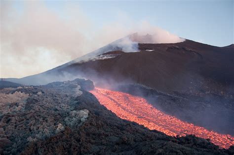Mount etna, or etna, is an active stratovolcano on the east coast of sicily, italy, in the metropolitan city of catania, between the cities of messina and catania. L'Etna est entré en éruption et c'est grandiose ! - Le Vert