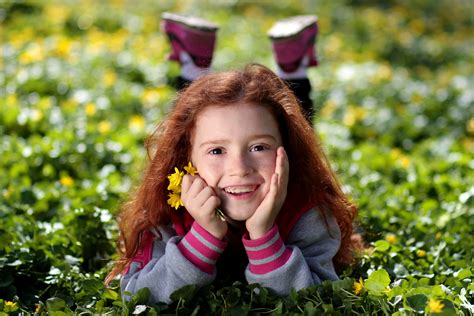 무료 이미지 자연 잔디 사람 소녀 사진술 목초지 햇빛 초상화 봄 녹색 가을 어린이 시즌 미소 빨강