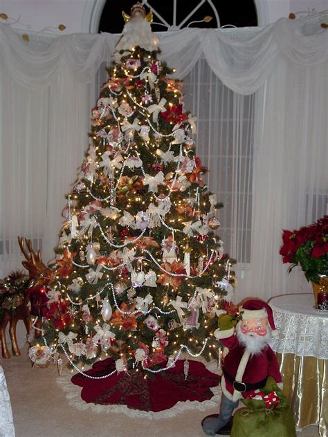 Cover a straw wreath form with moss and garlands of fresh cranberries for a colorful holiday decoration you can use as a traditional front door wreath or laid flat on a table as the base for a christmas centerpiece. Bedroom Tree | Christmas Decorating | Pinterest