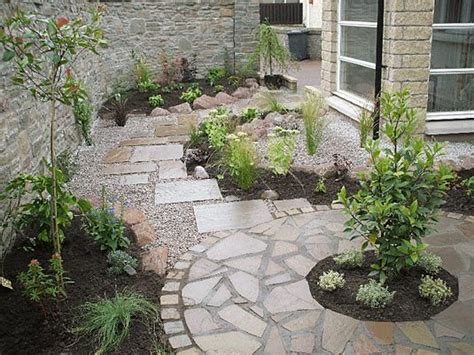 Courtyard Love This Small Garden Design Circles And Slate Pavers