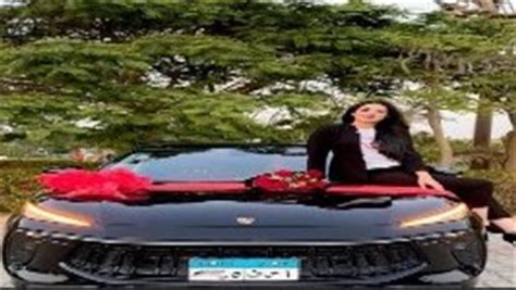 زوج يهدي زوجته سيارة بلوحة معدنية تحمل عبارة أ س ف مصر 24