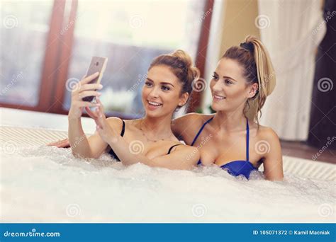 Szczęśliwi Dziewczyna Przyjaciele Cieszy Się Jacuzzi W Hotelowym Zdroju Zdjęcie Stock Obraz