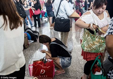 Indonesian Volcano Mount Raung Leaves 1000s Stranded As Bali Airports Close Daily Mail Online