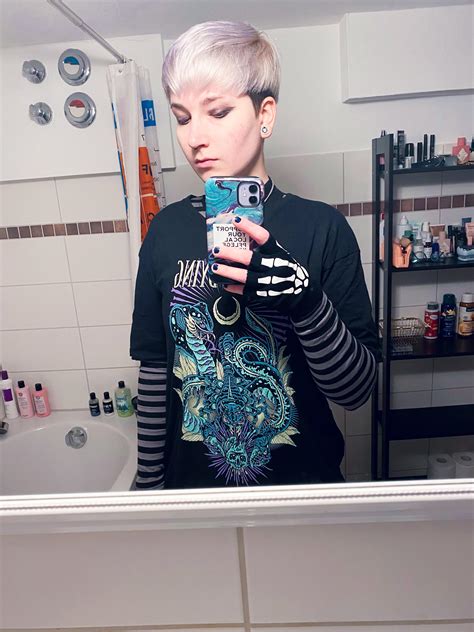 bathroom selfie emo edition 👽 gothstyle