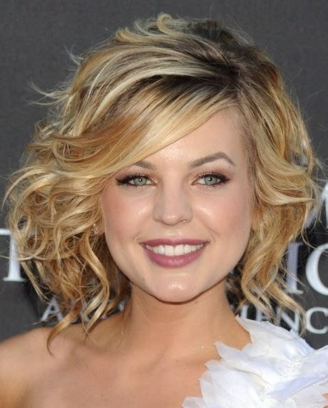 Sexy Medium Wavy Curly Hairstyle With Side Swept Bangs Hairstyles Weekly