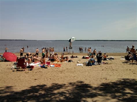 Elle surveiller par les secouriste et il y a tout se qu'il faut pour passer un très bon moment. À La Plage Publique Du Parc National D'Oka. | Photo Prise ...