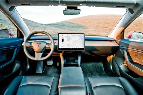 Дизайн года 2018 — Tesla Model 3 роскошная простота интерьера и