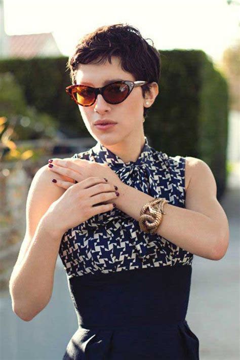 An edgy style that can give you the volume you are looking for. 13_Pixie-Cut-for-Wavy-Hair - CapelliStyle