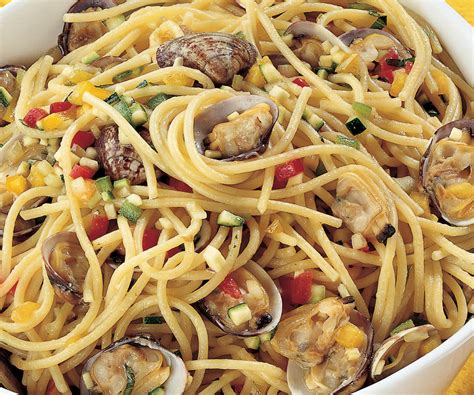 Gli spaghetti alle vongole sono il piatto di pesce più tradizionale e universale che esista. Ricetta Spaghetti con salsa alle vongole - La Cucina Italiana