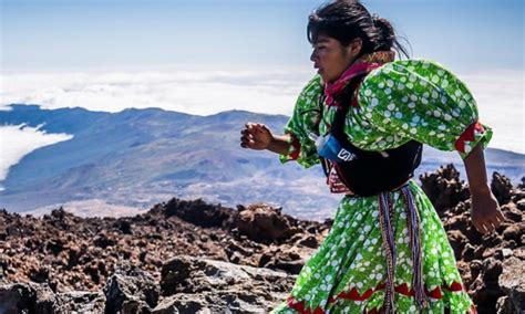 tarahumara woman won ultramarathon running in sandals espiritu