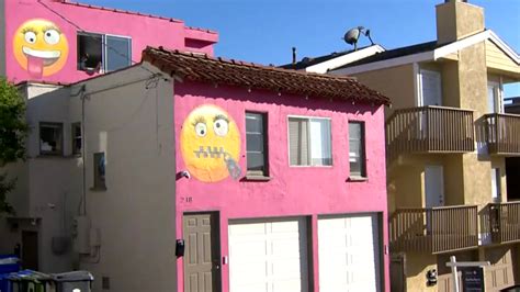 Manhattan Beach Emoji House Not Making Neighbors Happy