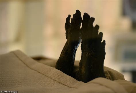Incredible Photos Reveal The Mummified Face And Feet Of King Tut