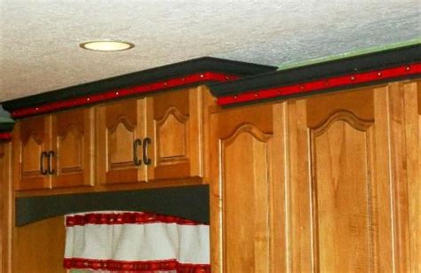 You can use low baskets,that fit above your cabinets and put the ivy hanging out of them. Garland "Alternative" | Top of cabinets, Quick decor, Hanging garland