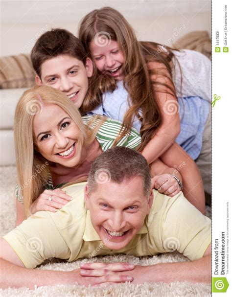 Retrato De La Familia Feliz Que Miente En Tapa Imagen De Archivo Imagen De Feliz Hombre 14479331