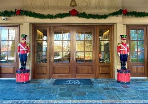10 Hotels In Atlanta With The Absolute Best Holiday Decorations