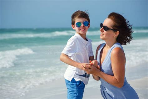 Madre E Hijo En La Playa Tropical Foto De Archivo Imagen De Mama