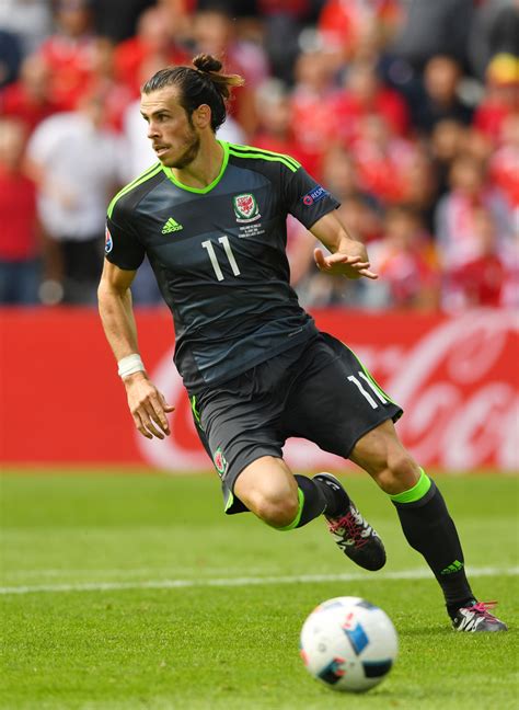 Latest news on gareth bale including goals, stats and injury updates on tottenham and wales forward as he returns to north london on loan. Gareth Bale - Gareth Bale Photos - England v Wales - Group ...