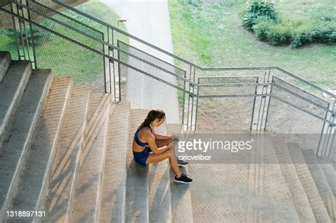 Athletin Sitzt Auf Der Treppe Und Ruht Sich Nach Dem Morgendlichen Training Aus Stock Foto