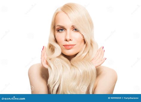 Portret Van Mooie Jonge Blonde Vrouw Met Lang Golvend Haar Stock