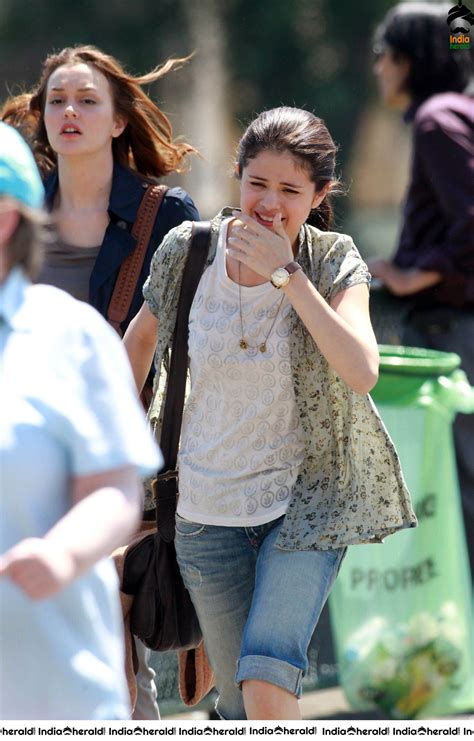 Selena Gomez Shooting In Paris And Meets Her Fans At The Sp