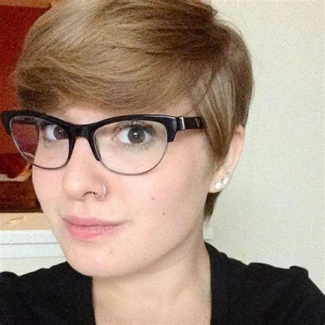 Short Hairstyles With Glasses Photos Cantik