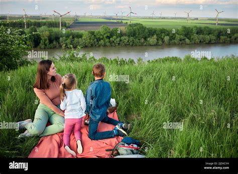 Madre Con Hija E Hijo Mirando Los Aerogeneradores En El Campo El Fin De