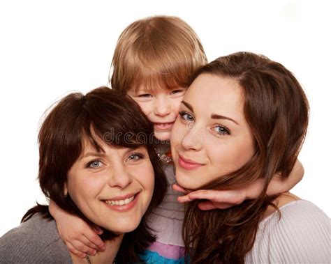 Счастливая семья кормя грудью Стоковое Фото изображение насчитывающей