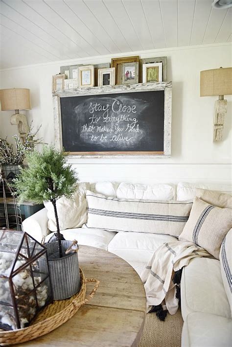 Choosing small living room decor can be tricky, as you don't want to go overboard. 27 Rustic Farmhouse Living Room Decor Ideas for Your Home | Homelovr